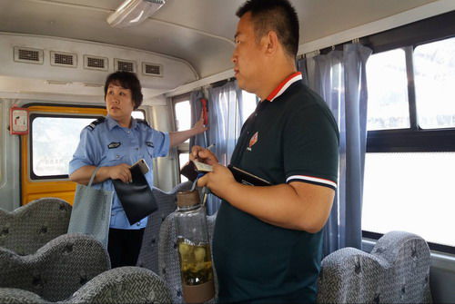河北廊坊交警二大隊嚴查轄區校車安全除隱患