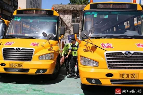 開學前夕深圳交警嚴查校車 相關學校有49輛有問題