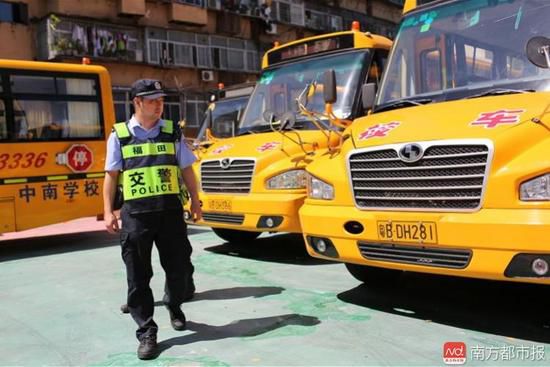 開學前夕深圳交警嚴查校車 相關學校有49輛有問題