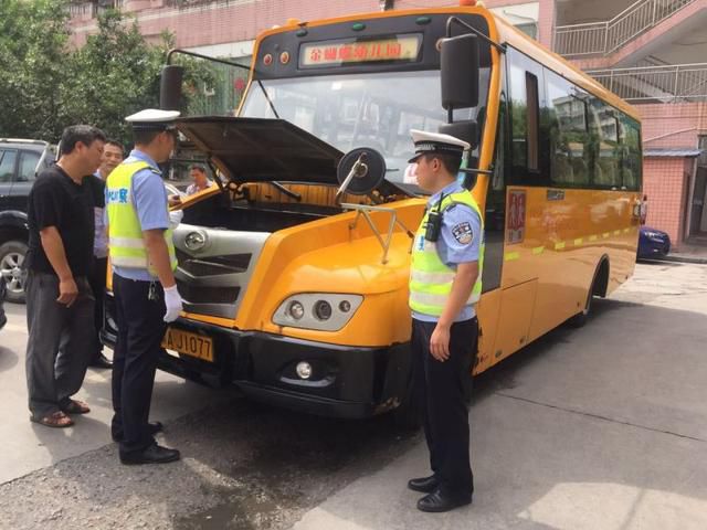重慶市交巡警總隊(duì)開展校車專項(xiàng)整治活動