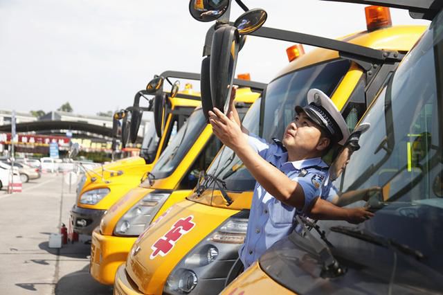 重慶市交巡警總隊(duì)開展校車專項(xiàng)整治活動