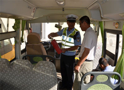 江蘇盱眙交警做好校車統(tǒng)一整治行動(dòng)