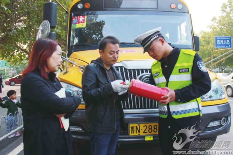 山東省禹城市交警大隊加強校車日常監管檢查