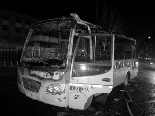 沈陽(yáng)：校車突發(fā)自燃 十多分鐘燒成空架子