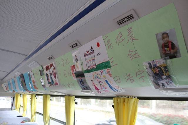 孩子們乘校車(chē)找不到座位怎么辦？生活照來(lái)排座次