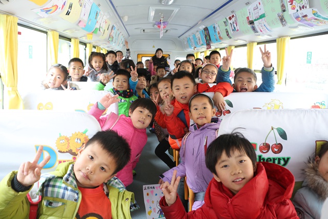 孩子們乘校車(chē)找不到座位怎么辦？生活照來(lái)排座次