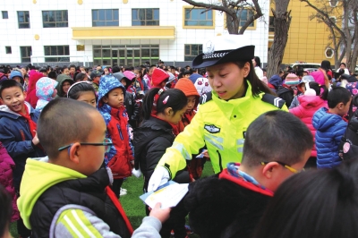 蘭州：交警嚴(yán)查校車安全加強護學(xué)力度