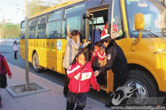 山東省德州市：交警三大隊(duì)開展校車安全應(yīng)急逃生演練