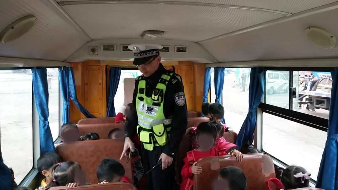 廣西壯族自治區(qū)貴港市某幼兒園校車超員被查