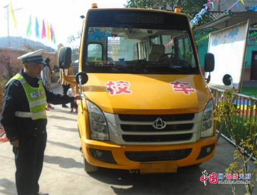 預防交通事故 南充交警強化校車安全管理