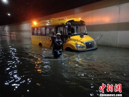 四川廣元：暴雨致校車(chē)被困 消防救出20余名學(xué)生
