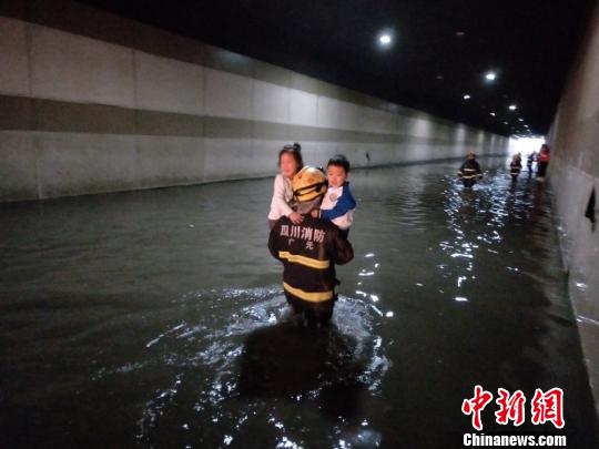 四川廣元：暴雨致校車(chē)被困 消防救出20余名學(xué)生