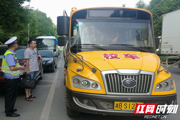 株洲荷塘交警聯合多部門開展校車專項整治行動