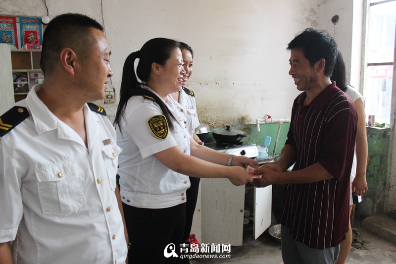 青島：暖心！男孩暑假不慎摔傷頭部 好心校車司機登門送愛心捐款