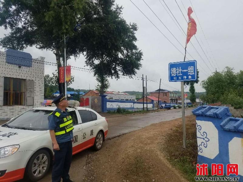 扎蘭屯市公路養(yǎng)護(hù)管理站新舉保障校車行駛安全1.jpg