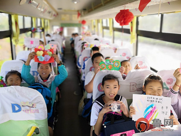 青島：交運西海岸溫馨校車在車廂內組織開展“感恩教師節”主題活動
