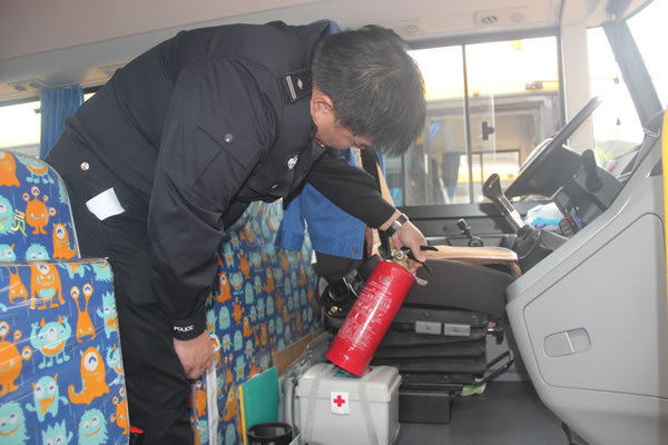 恩平市為全市校車安全運行打下“預防針”，對全市46輛校車進行安全檢查
