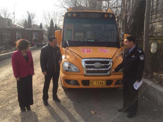 晉城交警四大隊民警走進轄區幼兒園檢查校車安全