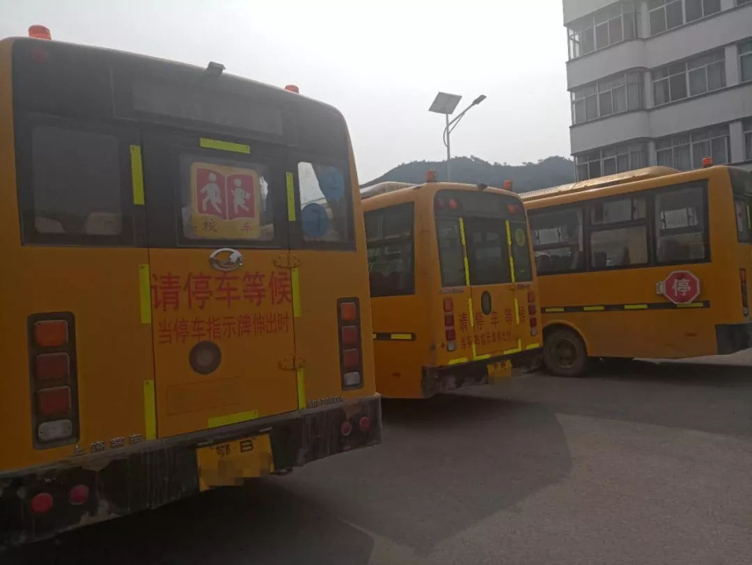陽新交警查獲三名未有校車駕駛資質(zhì)的駕駛?cè)? border=