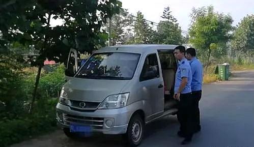 臨潁：女司機駕駛“黑校車”非法接送幼兒，被罰款萬元