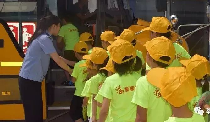 莘縣交警開展暑期校車交通安全演練