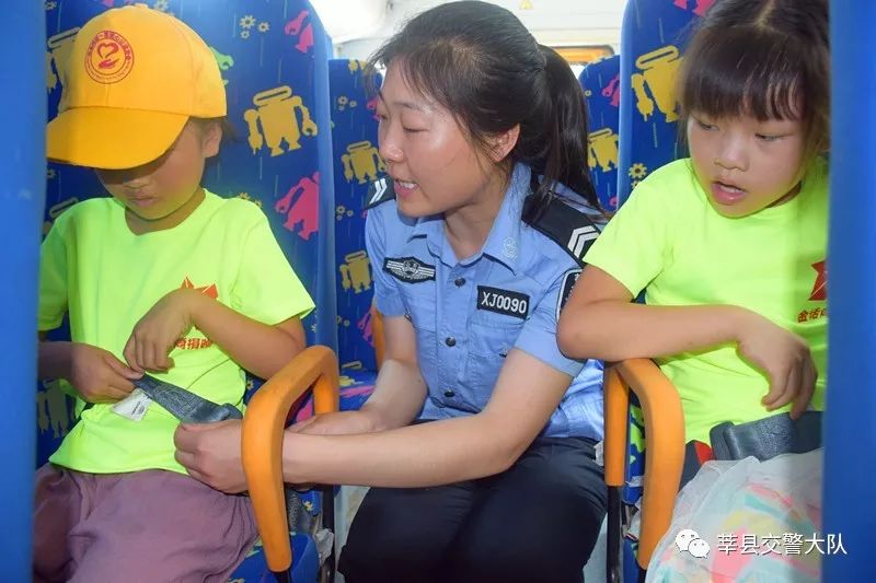莘縣交警開展暑期校車交通安全演練