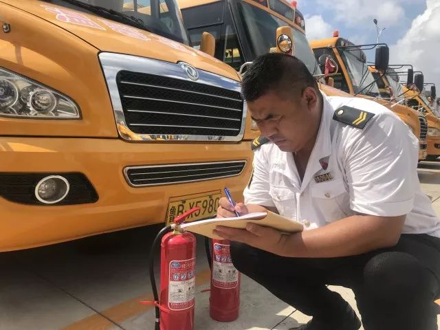高溫下的堅守：揮汗如雨的校車人