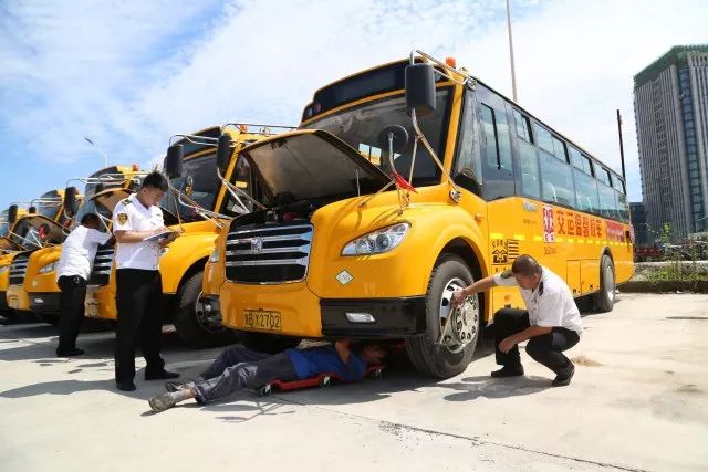高溫下的堅守：揮汗如雨的校車人