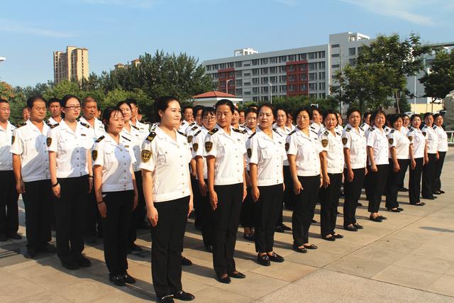 開學(xué)在即，膠州溫馨校車員工操場“點(diǎn)兵”