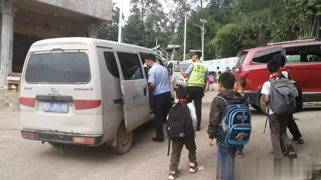 六枝交警重拳整治“黑校車” 為秋季開(kāi)學(xué)保駕護(hù)航