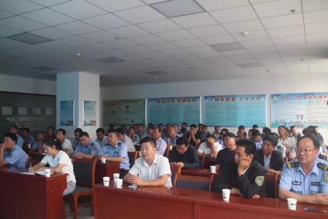 新學(xué)期，甘州公安交警緊抓校車(chē)安全教育不放松