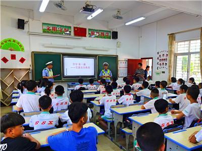 開學(xué)啦！交警開展校車安全大檢查及“警家校”護安護暢行動