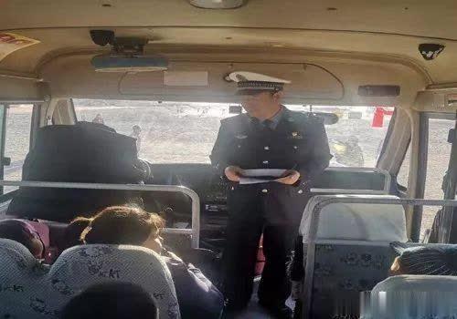 交警大隊全力做好秋冬季農(nóng)村校車安全管理工作