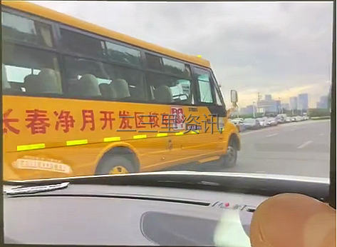 長春凈月第一實驗學校校車別停私家車？市民氣憤報警！