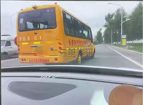 長春凈月第一實驗學校校車別停私家車？市民氣憤報警！