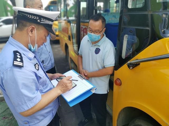 開學季，武漢江岸區交警為校車上好“安全鎖”