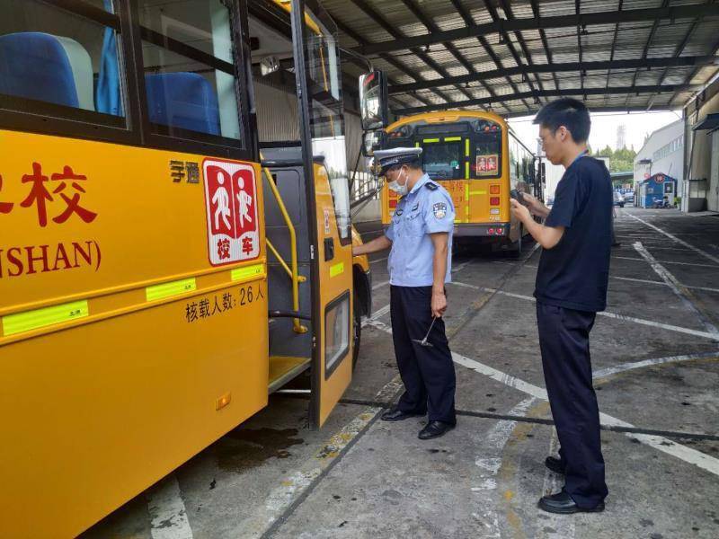 上海：防疫緊抓不放松，交警部門組織校車集體“體檢” 、確保車輛不帶病上路