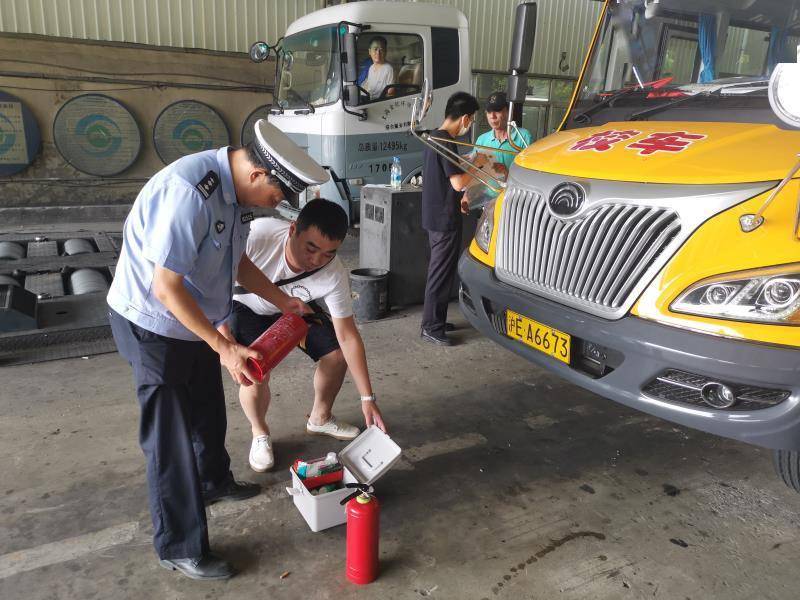 上海：防疫緊抓不放松，交警部門組織校車集體“體檢” 、確保車輛不帶病上路