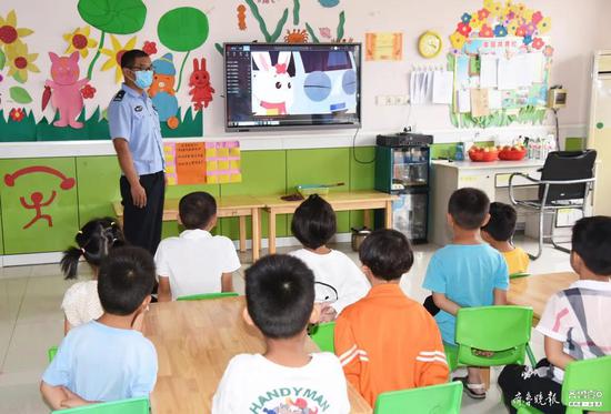 幼兒安全無小事，臨沂交警走進幼兒園開展校車交通事故應急演練