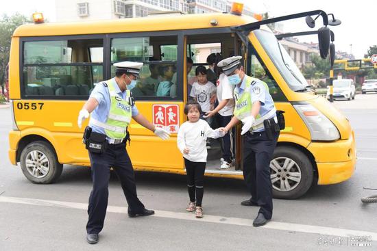 幼兒安全無小事，臨沂交警走進幼兒園開展校車交通事故應急演練