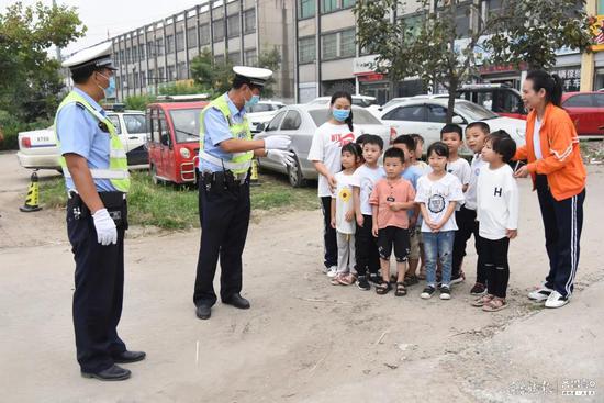 幼兒安全無小事，臨沂交警走進幼兒園開展校車交通事故應急演練