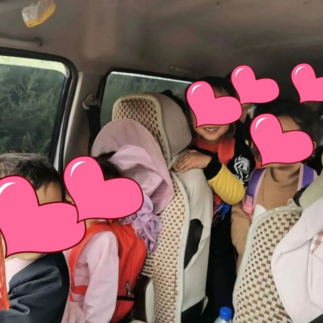 【家長安全意識淡薄】尋甸一7座面包車塞33個孩子，黑校車100塊“包月”，家長心真大！