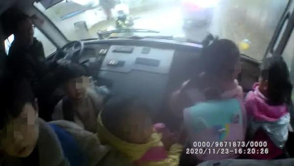 【學校抱有僥幸心理】武陟“黑校車”超員60%，駕駛員、校長被雙雙追刑責！