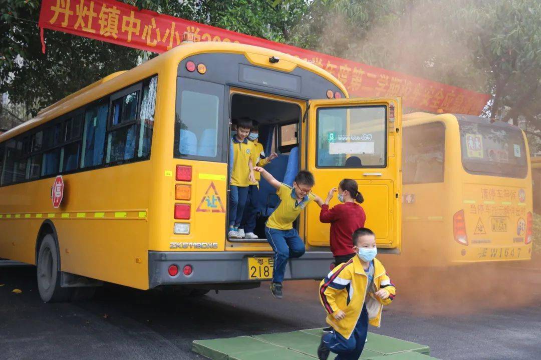 佛山：加強(qiáng)校車安全管理，為學(xué)生筑牢安全防線 ——丹灶鎮(zhèn)中心小學(xué)開展校車安全逃生演練
