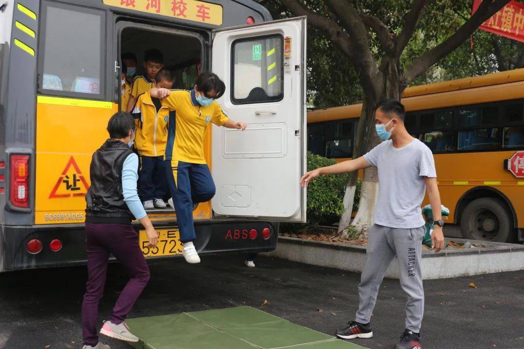佛山：加強(qiáng)校車安全管理，為學(xué)生筑牢安全防線 ——丹灶鎮(zhèn)中心小學(xué)開展校車安全逃生演練