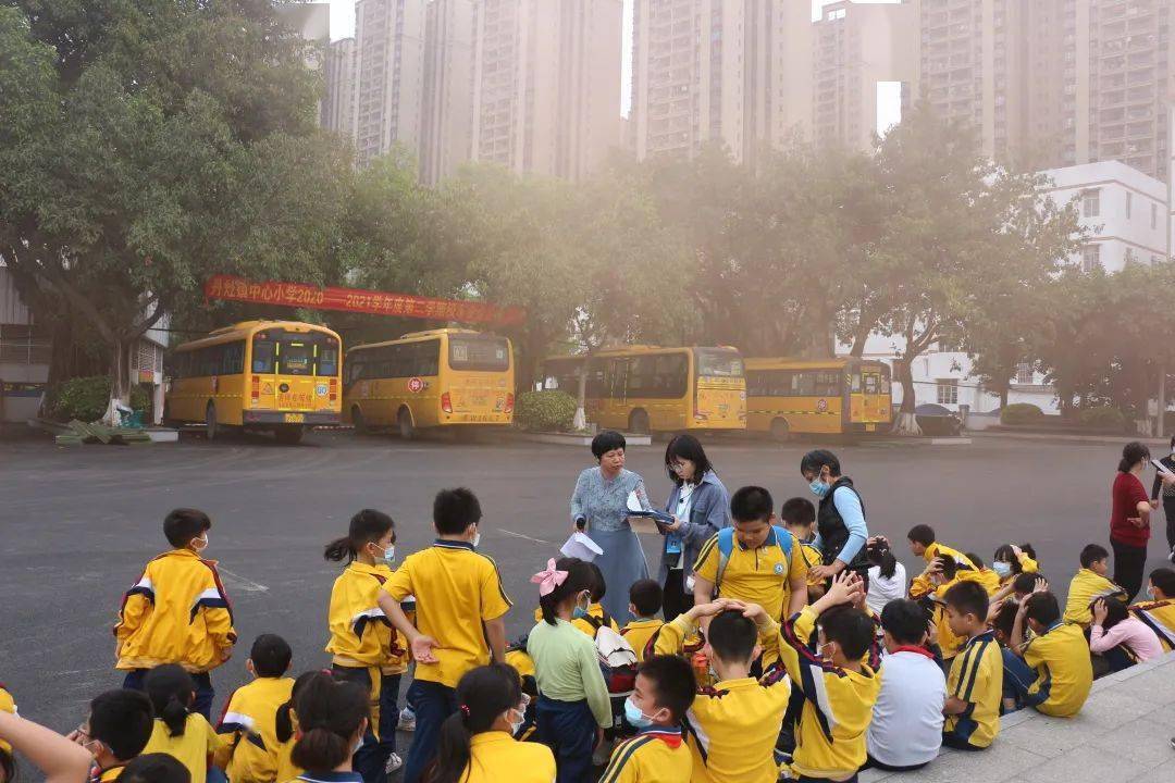 佛山：加強(qiáng)校車安全管理，為學(xué)生筑牢安全防線 ——丹灶鎮(zhèn)中心小學(xué)開展校車安全逃生演練