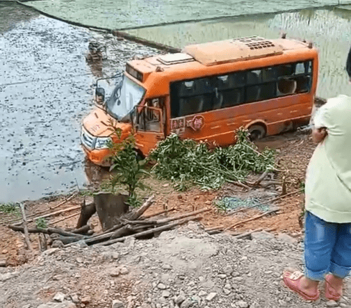 廣西這地一輛校車翻落水田，車上有4名學(xué)生