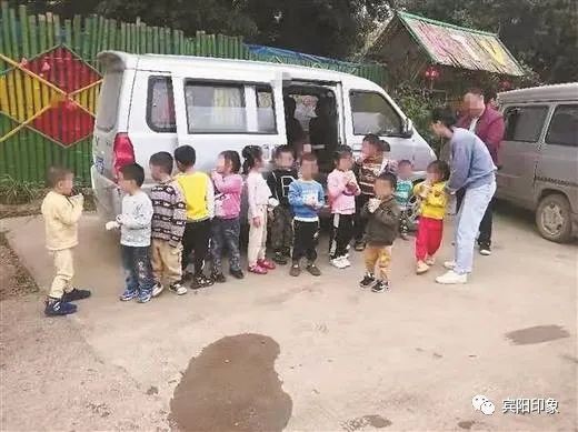 南寧一校車嚴(yán)重超載,核載7人的面包車?yán)锞谷粩D了16名幼兒!