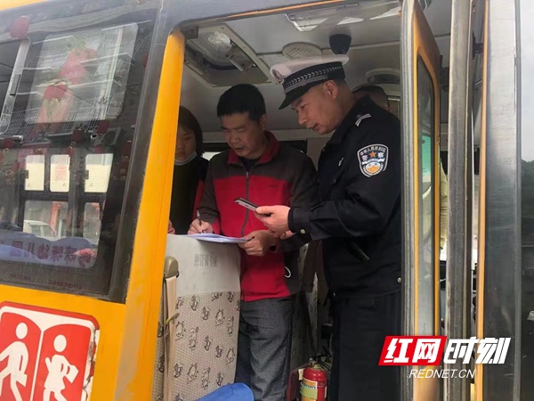 鳳凰縣：筑牢學生安全防線 持續(xù)開展校車頑瘴痼疾集中整治行動