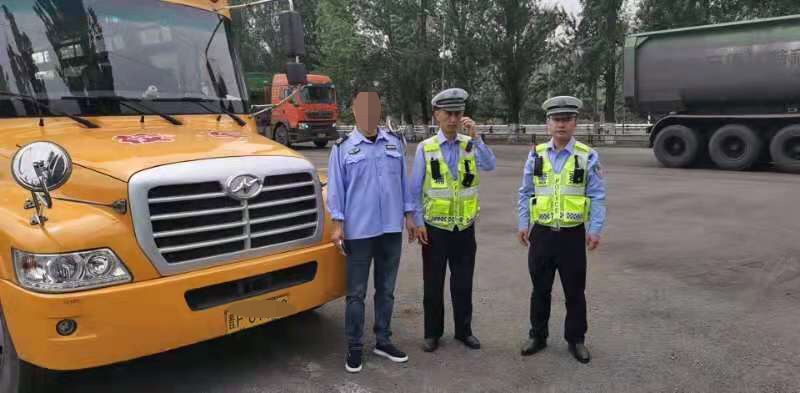 懷仁某公司校車違規(guī)跨區(qū)域接送學(xué)生被原平交警查獲